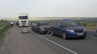 На выезде из Саратова столкнулись пять автомобилей