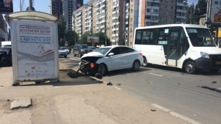Две иномарки столкнулись возле остановки на Чернышевского