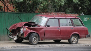 Брошенный после аварии "ВАЗ" из Петербурга беспокоит саратовцев