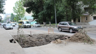 Очевидец: на Рабочей начались "раскопки" свежеуложенного асфальта