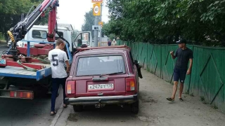 Разбитый "ВАЗ" из Петербурга эвакуировали на штрафстоянку