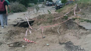 Очевидец: жители Вишневой организовали свалку в дорожной яме