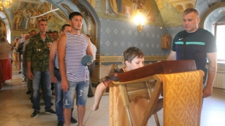 День ВДВ в Саратове начался с молебна