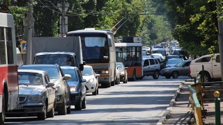 Стихийная парковка блокировала движение транспорта к вокзалу Саратова