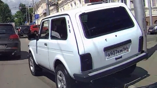 Проехавший по тротуару автохам на "Ниве" попал в объектив регистратора