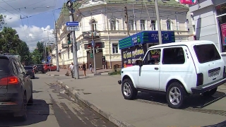 "Тротуарный ездок" на "Ниве" оштрафован на две тысячи рублей