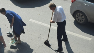 Замминистра культуры осваивает профессию дворника