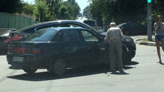 "БМВ" из Москвы и "десятка" из Саратова не поделили дорогу