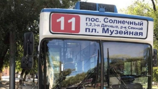 В 11-м автобусе из-за резвого водителя упала женщина