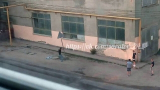 Неизвестные молодые люди похитили дорожный знак на Лунной