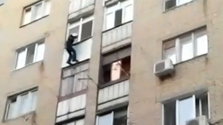Спасатели предотвратили падение двухлетнего ребенка с шестого этажа