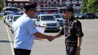 На Театральной площади полицейским подарили машины и ключи от квартир