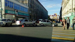 ДТП с участием сотрудника полиции парализовало движение в центре города