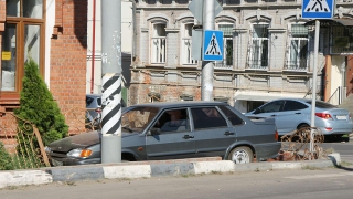 В центре Саратова после столкновения с джипом "ВАЗ" вылетел на тротуар