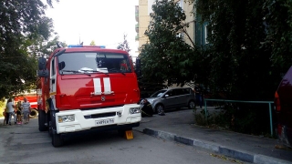 Пожарные прибыли на помощь готовившей ужин пожилой хозяйке