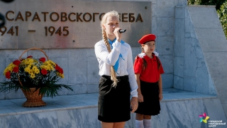 Саратовцы поздравили юбиляра Галину Мушту патриотической акцией