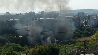 Пожарные тушат горящую траву в Глебучевом овраге