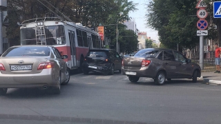 Авария в центре Саратова затруднила движение троллейбусов