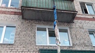 Женщина сорвалась с простыней на пятом этаже и погибла