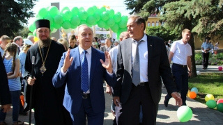 Валерий Радаев попробовал арбузный мед в обновленном горпарке Энгельса