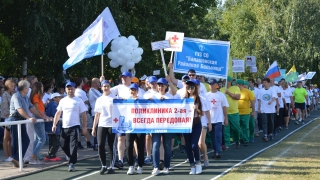 Саратовские медики состязались в легкоатлетической эстафете и дартсе