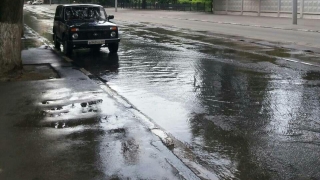 Саратовцы предложили напоить пол-Африки льющейся по улицам водой