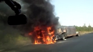 На трассе возле Луганского сгорела фура. Видео