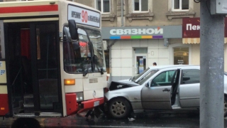 В центре Саратова "встретились" 90-й автобус и "Мерседес"