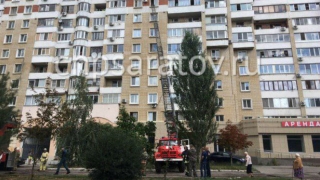 Спасатели и пожарные вынесли двух детей из горящей квартиры