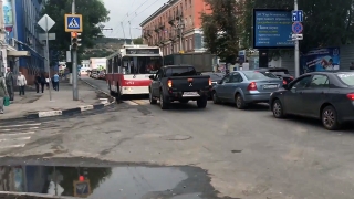 Пикап "Мицубиси" выехал на встречку и уперся в троллейбус. Видео