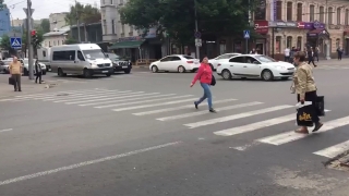 Автомобилисты жалуются на пешеходов-нарушителей в центре Саратова