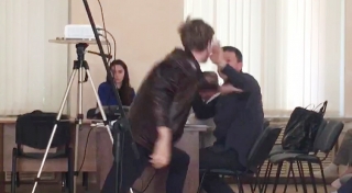 Публичные слушания в Саратове продолжились дракой и задержанием