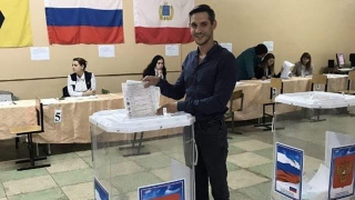 Паралимпийский чемпион проголосовал на избирательном участке в Энгельсе