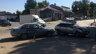 В ДТП на перекрестке пострадали водитель и пассажир "девятки"