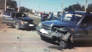 В столкновении двух авто на трассе пострадали пять человек