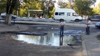 Жители домов на Московском шоссе тонут в лужах глубиною в 40 см