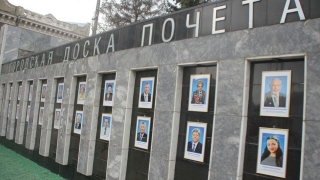Потекшие фотографии на Доске почета заменили на новые