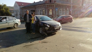В столкновении двух машин в центре Саратова пострадал пешеход