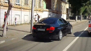 Очевидец: автохам на "BMW" объехал пробку по выделенной полосе
