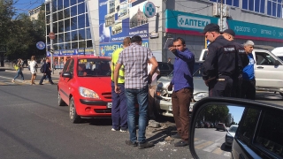 Водители устроили перепалку на месте ДТП в центре Саратова
