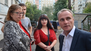 Мэрия пообещала оперативно завершить ремонт двора на Бахметьевской