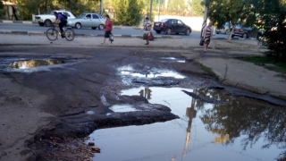 Тонущим в лужах саратовцам чиновники посоветовали самим включиться в программу
