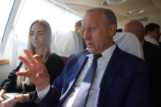Губернатор и студенты плывут по Волге на судне с подводными крыльями