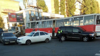 Двойное ДТП привело к серьезному затору на Танкистов и Навашина