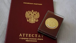 Директору школы объявили выговор за отказ выдать золотую медаль отличнице