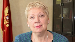 Ольга Васильева ограничивает школьников одним иностранным языком