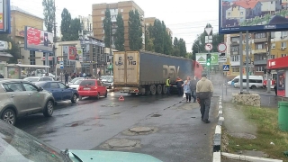 Семибалльные пробки в Саратове дополнились ДТП с фурой на Танкистов