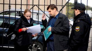 Налоговики и приставы нагрянули с проверками в парикмахерскую и ГСК