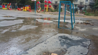 На детской площадке в Октябрьском районе бьет коммунальный фонтан