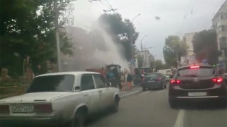 В центре Саратова забил коммунальный гейзер